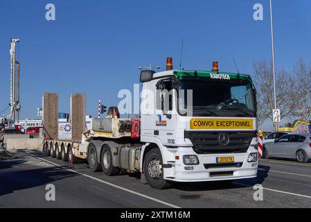 Città di Lussemburgo, Lussemburgo - Vista su un camion bianco Mercedes-Benz Actros 3354 con rimorchio vuoto parcheggiato su una strada. Foto Stock