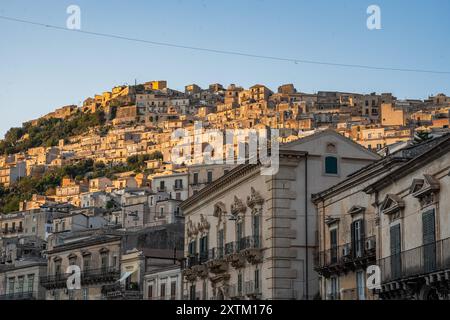 Modica, RG, Italia. 14 agosto 2024. Modica, Italia. Â Vista dei tipici edifici barocchi dal principale StreetÂ di Modica, Italia. 14 agosto 2024 (Credit Image: © Andrea Gul/SOPA Images via ZUMA Press Wire) SOLO PER USO EDITORIALE! Non per USO commerciale! Foto Stock