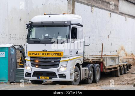 Nancy, Francia - Vista su un veicolo per trasporti pesanti bianco Mercedes-Benz Actros 2548 con elementi di gru a torre su un rimorchio parcheggiato in un cantiere. Foto Stock