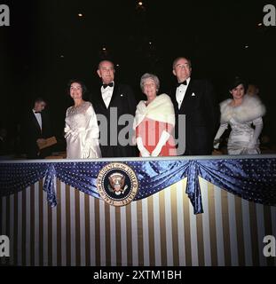 Claudia "Lady Bird" Johnson, Presidente degli Stati Uniti Lyndon Johnson, Muriel Humphrey, Vice Presidente degli Stati Uniti Hubert Humphrey alla cerimonia inaugurale, National Guard Armory, Washington, D.C., USA, White House Photo Office, 18 gennaio 1965 Foto Stock