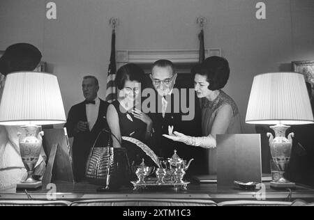 Il primo ministro indiano Indira Gandhi, il presidente degli Stati Uniti Lyndon Johnson e Lady Bird Johnson scambiano regali prima della cena di stato in onore del primo ministro, Yellow Oval Room, Casa Bianca, Washington, D.C., USA, Yoichi Okamoto, 28 marzo 1966 Foto Stock