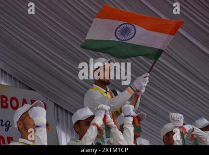 Srinagar, India. 15 agosto 2024. Gli studenti delle scuole che partecipano a una parata come parte della 78a celebrazione indiana del giorno dell'indipendenza nel distretto di Anantnag. Il 15 agosto 2024 a Srinagar, India (foto di Umer Qadir/ Credit: Eyepix Group/Alamy Live News Foto Stock