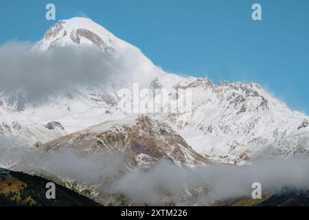 Vista sul monte Kazbek innevato dal villaggio di Stepantsminda Foto Stock