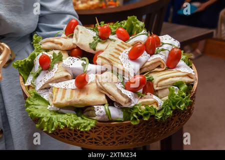 Panini di pollo con pomodori ciliegini per guarnire Foto Stock