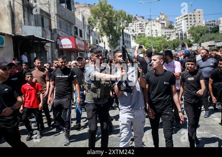 Nablus, Palestina. 15 agosto 2024. Militanti palestinesi e lutto prendono parte ai funerali dei due palestinesi, Bilal Meisha, 18 anni, e Ahmed Sheikh Khalil, 20 anni, uccisi in un attacco aereo israeliano contro il campo profughi di Balata a Nablus, in Cisgiordania, il 15 agosto 2024. Il 15 agosto 2024. (Foto di Nasser Ishtayeh/Sipa USA) credito: SIPA USA/Alamy Live News Foto Stock