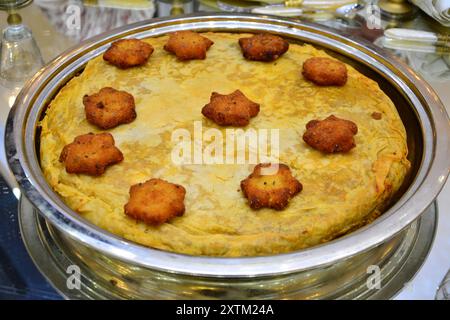 Torta marocchina ripiena di pesce o pollo, servita in occasione di matrimoni e occasioni marocchini Foto Stock