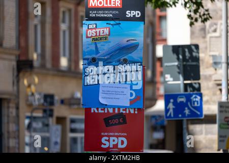 Landtagswahlkampf in Thüringen in der Erfurter Fußgängerzone sind SPD-Plakate teils hinter einem AfD-Plakat sichtbar. DAS AfD-Plakat trägt den slogan Sommer, Sonne, Remigration. Darüber hängt ein Brief eines Arztes, der darauf hinweist, dass bei einem AfD-Sieg möglicherweise auch remigriert wird und somit 2,000 Patienten keinen Augenarzt hätten. Erfurt Altstadt Thüringen Deutschland *** campagna elettorale statale in Turingia nella zona pedonale di Erfurts, i manifesti SPD sono in parte visibili dietro un poster AfD il poster AfD reca lo slogan Estate, sole, remigrazione sopra di esso appeso una lettera da un docto Foto Stock