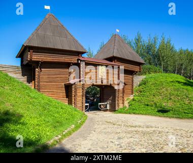 Dmitrov, Russia - 21 agosto 2023: Porta Nikolskij del Cremlino di Dmitrov. Città di Dmitrov, regione di Mosca Foto Stock