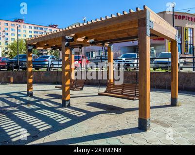 Dmitrov, Russia - 21 agosto 2023: Moderna altalena sospesa su una struttura in legno Foto Stock