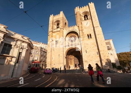 Cattedrale di Lisbona e tram nella città vecchia di Lisbona in Portogallo in Europa Foto Stock