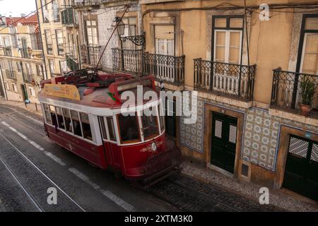 Tram rosso tradizionale nel quartiere storico di Lisbona in Portogallo in Europa Foto Stock
