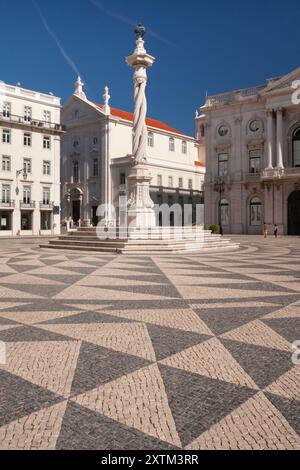 Praca do Municipio e colonna nella città di Lisbona in Portogallo in Europa Foto Stock