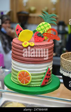 Torta di compleanno con tema frutta Foto Stock