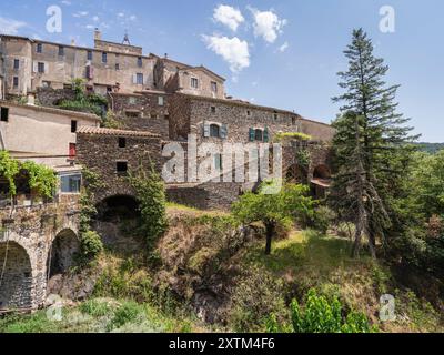 Vista panoramica estiva dell'antico villaggio di St Martial e della chiesa nel Parco Nazionale delle Cévennes, patrimonio dell'umanità dell'UNESCO, Gard, Francia Foto Stock