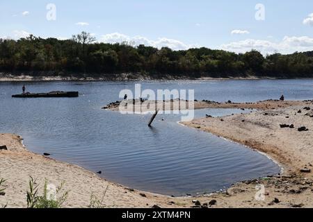 Zaporizhzhia, Ucraina. 12 agosto 2024. I pescatori visti sulla costa come l'acqua nel fiume Dnipro sono scesi più di 5 metri dopo l'esplosione della diga di Kakhovka. La riva del fiume Dnipro ha iniziato a prosciugarsi ancora una volta (estate 2024). Il livello dell'acqua nel fiume sta diminuendo a causa del calore anomalo e dei problemi legati all'esplosione della diga di Kakhovskaja (giugno 2023). Gli ecologisti sono sicuri che la riduzione dell'acqua nel Dnipro avrà un effetto negativo sui pesci nel serbatoio. (Foto di Andriy Andriyenko/SOPA Images/Sipa USA) credito: SIPA USA/Alamy Live News Foto Stock