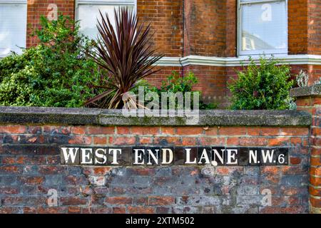 West End Lane NW6 Street Sign, West Hampstead, Borough of Camden, Londra, Inghilterra, REGNO UNITO Foto Stock