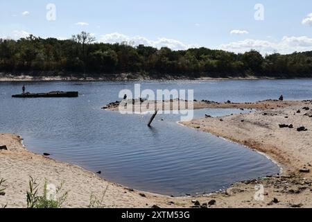 Zaporizhzhia, Ucraina. 12 agosto 2024. I pescatori visti sulla costa come l'acqua nel fiume Dnipro sono scesi più di 5 metri dopo l'esplosione della diga di Kakhovka. La riva del fiume Dnipro ha iniziato a prosciugarsi ancora una volta (estate 2024). Il livello dell'acqua nel fiume sta diminuendo a causa del calore anomalo e dei problemi legati all'esplosione della diga di Kakhovskaja (giugno 2023). Gli ecologisti sono sicuri che la riduzione dell'acqua nel Dnipro avrà un effetto negativo sui pesci nel serbatoio. (Credit Image: © Andriy Andriyenko/SOPA Images via ZUMA Press Wire) SOLO PER USO EDITORIALE! Non per Foto Stock