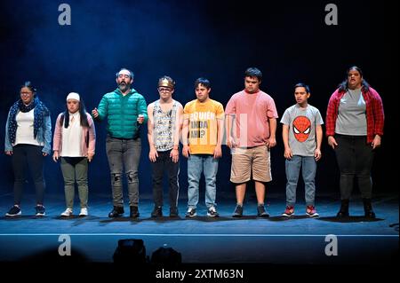 Edimburgo, Scozia, Regno Unito. 15 agosto 2024. Festival Internazionale di Edimburgo: Amleto - prima produzione britannica, prova completa dello spettacolo teatrale della compagnia peruviana Teatro la Plaza, una nuova interpretazione del classico shakespeariano di otto attori che hanno la sindrome di Down prima che apra al pubblico stasera, in mostra al teatro Royal Lyceum. Crediti: Craig Brown/Alamy Live News Foto Stock