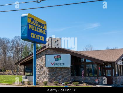 PIGEON FORGE, Tennessee - 12 marzo 2024: Cartello Welcome Center e costruzione di Vacations Made Easy, un'agenzia di viaggi in Tennessee, in una giornata di sole. Foto Stock