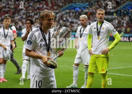 Varsavia, Polonia. 14 agosto 2024. Luka Modric del Real Madrid detiene un trofeo durante la cerimonia dopo la Supercoppa UEFA 2024 tra il Real Madrid e l'Atalanta BC allo Stadio Nazionale. Punteggio finale: Real Madrid 2 : 0 Atalanta BC. (Foto di Grzegorz Wajda/SOPA Images/Sipa USA) credito: SIPA USA/Alamy Live News Foto Stock