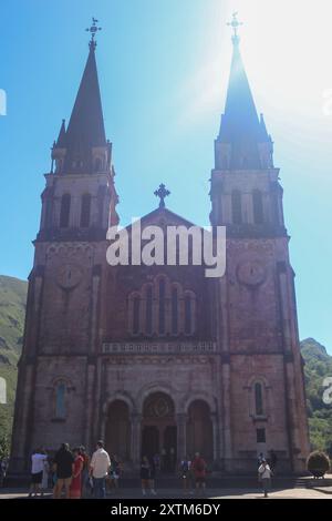 Covadonga, Spagna, 15 agosto 2024: La facciata principale della Basilica di Santa María la Real de Covadonga durante la vita quotidiana a Onís, il 15 agosto 2024, a Covadonga, Spagna. Crediti: Alberto Brevers / Alamy Live News. Foto Stock