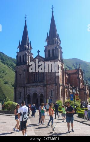 Covadonga, Spagna, 15 agosto 2024: La facciata principale della Basilica di Santa María la Real de Covadonga durante la vita quotidiana a Onís, il 15 agosto 2024, a Covadonga, Spagna. Crediti: Alberto Brevers / Alamy Live News. Foto Stock