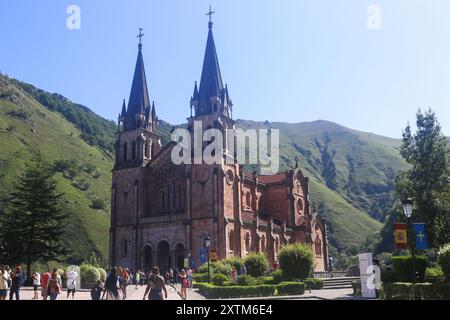 Covadonga, Spagna, 15 agosto 2024: La facciata principale della Basilica di Santa María la Real de Covadonga durante la vita quotidiana a Onís, il 15 agosto 2024, a Covadonga, Spagna. Crediti: Alberto Brevers / Alamy Live News. Foto Stock