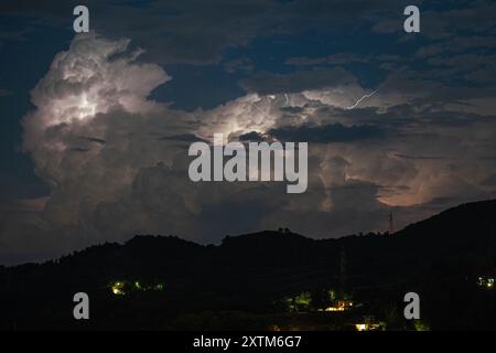 Splendida immagine di torreggianti temporali sulla Toscana, Italia, illuminati da fulmini di notte. Foto Stock