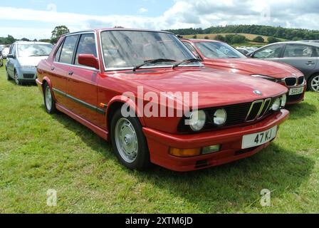 Una BMW serie 5 M535i del 1985 parcheggiata a Powderham, Devon, Inghilterra, Regno Unito. Foto Stock