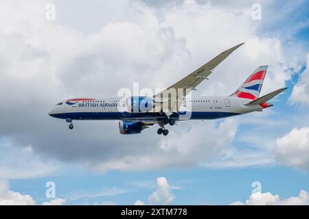 Londra, Regno Unito. 14 luglio 2024: Boeing 787 Dreamliner della British Airways in avvicinamento all'aeroporto di Heathrow Foto Stock