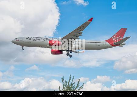 Londra, Regno Unito. 14 luglio 2024: Airbus A330 della Virgin Atlantic in avvicinamento all'aeroporto di Heathrow Foto Stock