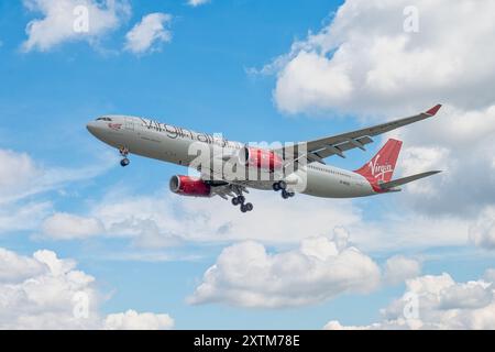 Londra, Regno Unito. 14 luglio 2024: Airbus A330 della Virgin Atlantic in avvicinamento all'aeroporto di Heathrow Foto Stock