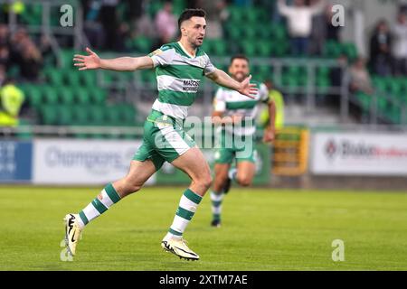 Neil Farrugia degli Shamrock Rovers celebra il secondo gol della squadra durante il terzo turno di qualificazione dell'Europa League, 2a tappa al Tallaght Stadium di Dublino. Data foto: Giovedì 15 agosto 2024. Foto Stock