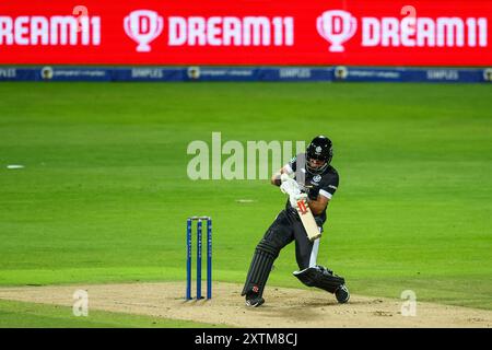 Birmingham, Regno Unito. 15 agosto 2024. Max Holden dei Manchester Originals in azione con la mazza durante il Hundred match tra Birmingham Phoenix e Manchester Originals all'Edgbaston Cricket Ground, Birmingham, Inghilterra, il 15 agosto 2024. Foto di Stuart Leggett. Solo per uso editoriale, licenza richiesta per uso commerciale. Non utilizzare in scommesse, giochi o pubblicazioni di singoli club/campionato/giocatori. Crediti: UK Sports Pics Ltd/Alamy Live News Foto Stock