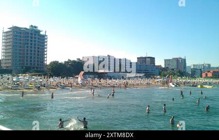 Sunny Beach, Bulgaria - 22 giugno 2012: Sunny Beach in Bulgaria mostra il suo lato vivace, con numerosi bagnanti che si godono l'acqua cristallina e la sabbia dorata. Questa popolare destinazione di vacanza è sinonimo di estate, sole e vacanze rilassanti sulla costa del Mar Nero *** Der Sonnenstrand in Bulgarien zeigt sich von seiner lebhaften Seite, mit zahlreichen Badegästen, Die das klare Wasser und den goldenen Sand genießen. Dieses beliebte Urlaubsziel steht für Sommer, Sonne und erholsame Ferien an der Schwarzmeerküste Foto Stock