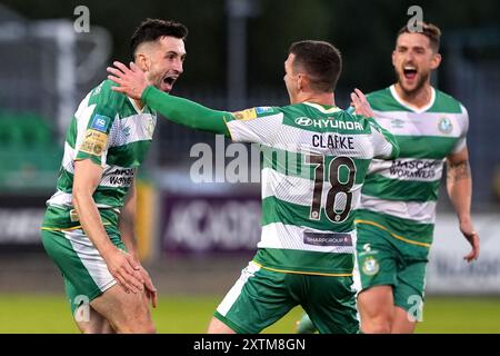 Neil Farrugia degli Shamrock Rovers (a sinistra) celebra il secondo gol della loro squadra con i compagni di squadra durante il terzo turno di qualificazione di Europa League, 2a tappa al Tallaght Stadium di Dublino. Data foto: Giovedì 15 agosto 2024. Foto Stock