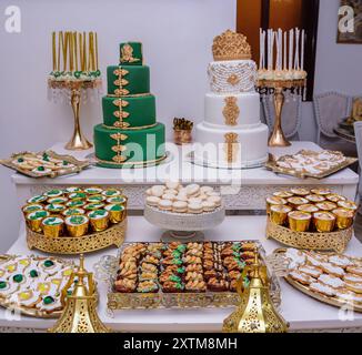 Due torte nuziali a tema marocchino sul tavolo festivo con abbondanza di spuntini a lato Foto Stock