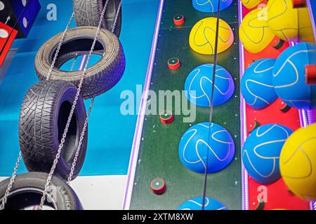 pareti sportive per bambini con elementi di gioco per l'allenamento di arrampicata su roccia. salute dei bambini Foto Stock