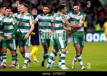 Neil Farrugia degli Shamrock Rovers (a destra) celebra il secondo gol della loro squadra con i compagni di squadra durante il terzo turno di qualificazione di Europa League, 2a tappa al Tallaght Stadium di Dublino. Data foto: Giovedì 15 agosto 2024. Foto Stock