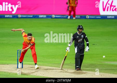 Birmingham, Regno Unito. 15 agosto 2024. Chris Wood di Birmingham Phoenix in azione bowling durante la partita Hundred tra Birmingham Phoenix e Manchester Originals all'Edgbaston Cricket Ground, Birmingham, Inghilterra, il 15 agosto 2024. Foto di Stuart Leggett. Solo per uso editoriale, licenza richiesta per uso commerciale. Non utilizzare in scommesse, giochi o pubblicazioni di singoli club/campionato/giocatori. Crediti: UK Sports Pics Ltd/Alamy Live News Foto Stock