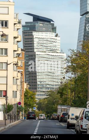 Parigi, Francia - 31 ottobre 2022: La sede centrale del Groupe BPCE visita l'edificio Duo nel 13e arrondissement con architettura moderna Foto Stock