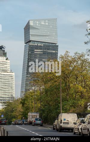 Parigi, Francia - 31 ottobre 2022: La sede centrale del Groupe BPCE visita l'edificio Duo nel 13e arrondissement con architettura moderna Foto Stock