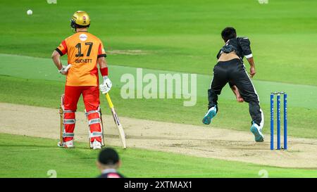 Birmingham, Regno Unito. 15 agosto 2024. Fazalhaq Farooqi dei Manchester Originals in azione bowling durante il Hundred match tra Birmingham Phoenix e Manchester Originals all'Edgbaston Cricket Ground, Birmingham, Inghilterra, il 15 agosto 2024. Foto di Stuart Leggett. Solo per uso editoriale, licenza richiesta per uso commerciale. Non utilizzare in scommesse, giochi o pubblicazioni di singoli club/campionato/giocatori. Crediti: UK Sports Pics Ltd/Alamy Live News Foto Stock