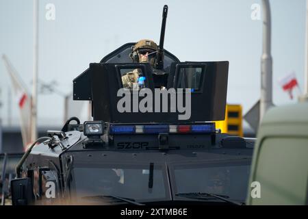 Varsavia, Polonia. 15 agosto 2024. Un veicolo corazzato leggero è visto durante una parata militare della giornata delle forze Armate a Varsavia, in Polonia, il 15 agosto 2024. La Polonia ha celebrato giovedì la sua giornata delle forze Armate con una grande parata a Varsavia, la capitale della Polonia. Più di 2.000 soldati di vari rami militari marciarono attraverso Varsavia. Crediti: Jaap Arriens/Xinhua/Alamy Live News Foto Stock