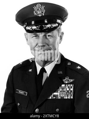 Chuck Yeager, generale di brigata Chuck Yeager, generale di brigata Charles Elwood Yeager (1923 - 2020) ufficiale dell'aeronautica degli Stati Uniti, asso volante e pilota collaudatore Foto Stock