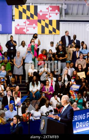 Largo, Stati Uniti. 15 agosto 2024. Il presidente Joe Biden parla di tagliare il costo dei farmaci da prescrizione e di altre necessità davanti alla folla alla Novak Field House del Prince George Community College, giovedì 15 agosto 2024 a largo, Maryland. (Foto di Wesley Lapointe/Sipa USA) credito: SIPA USA/Alamy Live News Foto Stock