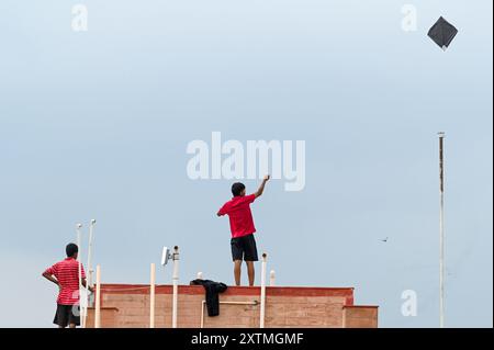 NOIDA, INDIA - 15 AGOSTO: Persone che volano aquiloni dai tetti in occasione del 78° giorno dell'indipendenza al settore 31, il 15 agosto 2024 a Noida, India. Il tema del giorno dell'indipendenza di quest'anno è "ViksitBharat@2047". Il 15 agosto è il giorno in cui l'India è stata dichiarata libera dalle grinfie degli inglesi, che hanno governato il paese per più di 200 anni. Questo è tra i giorni nazionali in cui gli indiani ricordano i combattenti per la libertà che hanno sacrificato e dedicato la loro vita alla libertà del paese. (Foto di Sunil Ghosh/Hindustan Times/Sipa USA ) Foto Stock