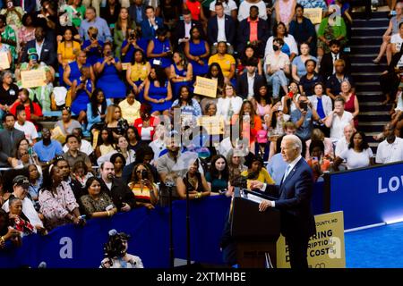 Largo, Stati Uniti. 15 agosto 2024. Il presidente Joe Biden parla di tagliare il costo dei farmaci da prescrizione e di altre necessità davanti alla folla alla Novak Field House del Prince George Community College, giovedì 15 agosto 2024 a largo, Maryland. (Foto di Wesley Lapointe/Sipa USA) credito: SIPA USA/Alamy Live News Foto Stock