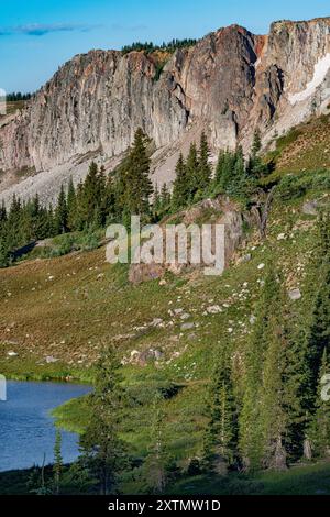 Il lago Mirror si trova sotto una vetta della catena montuosa Snowy Mountain nella Medicine Bow National Forest, Albany County, Wyoming Foto Stock