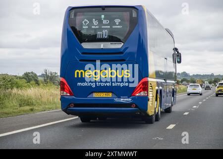 Londra, Regno Unito - 30 giugno 2023: Guida dell'autobus Megabus m10 sulla tangenziale M4. Foto Stock